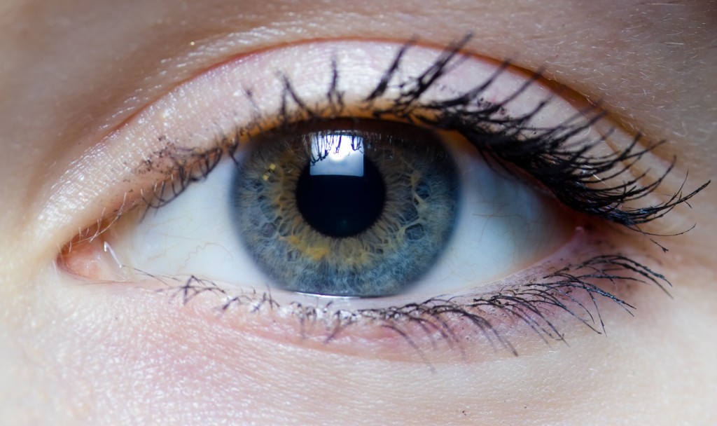 Fernsehschauen, Lesen im Dunkeln, etc. - welche Angewohnheiten sind wirklich schlecht für die Augen