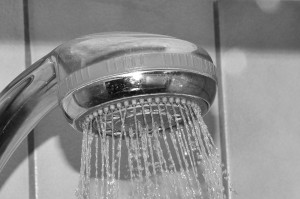 Wechselduschen war gestern:  Eine kalte Dusche belebt, erfrischt und ist gut für die Gesundheit.